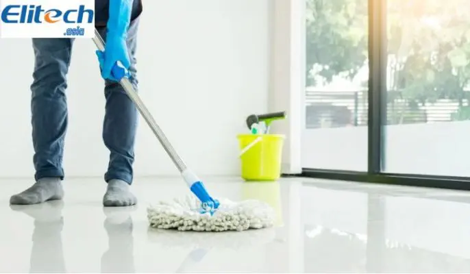 Thường xuyên lau sàn nhà giúp giảm bớt độ ẩm trong nhà