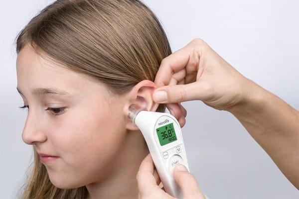 Cách sử dụng nhiệt kế điện tử đo thân nhiệt ở tai Cách sử dụng nhiệt kế điện tử đo thân nhiệt ở tai